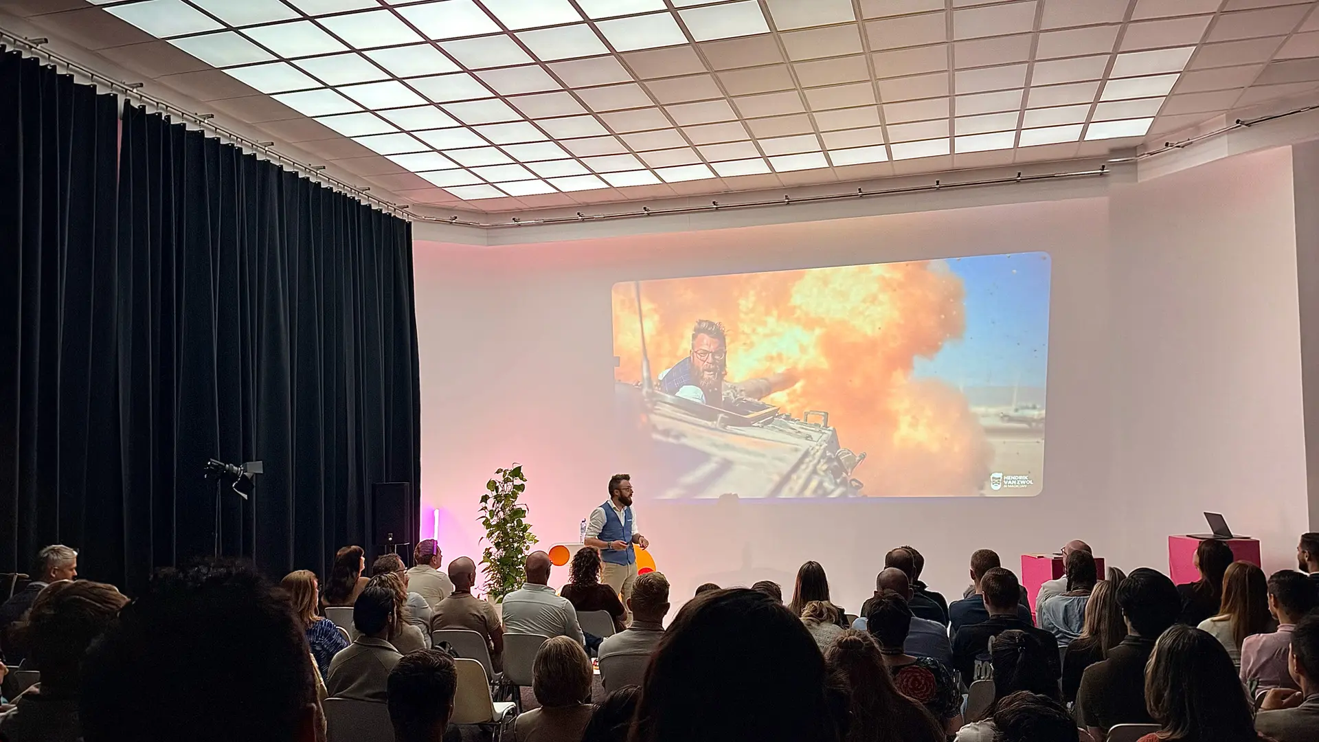 AI lezing Hendrik van Zwol bij Adwise met grote projectie en publiek in de zaal