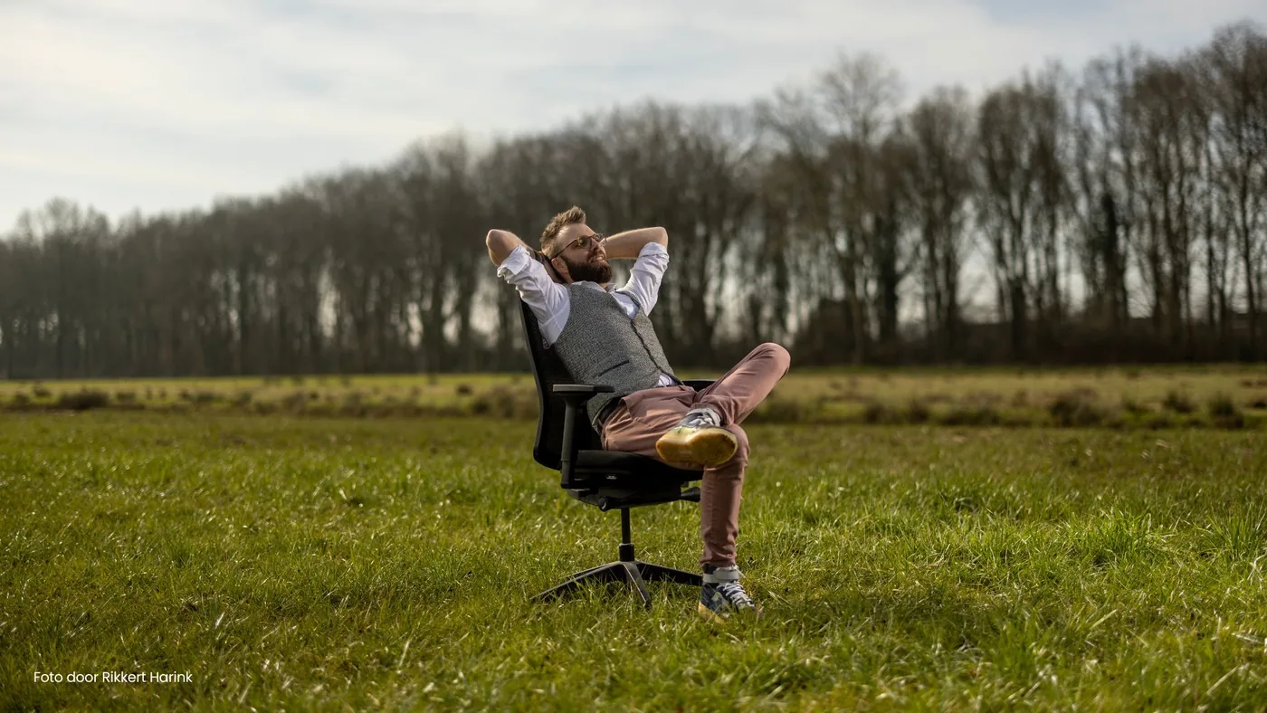 AI spreker Hendrik van Zwol in een bureaustoel in het veld