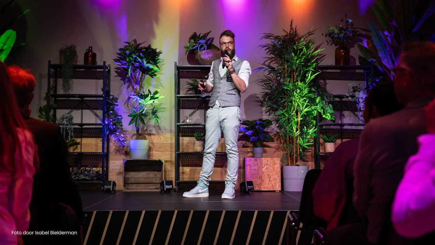 AI lezing Hendrik van Zwol op het podium bij Packconnect