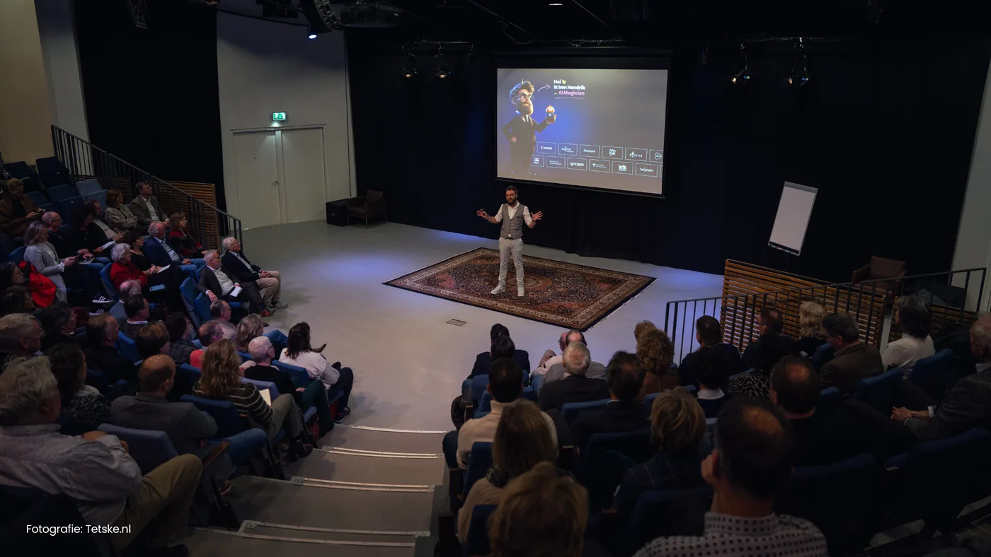 AI lezing Hendrik van Zwol in een theaterzaal