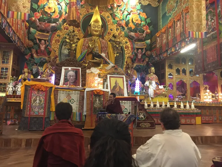 Hendrik van Zwol bij een boeddhistisch klooster in Nepal