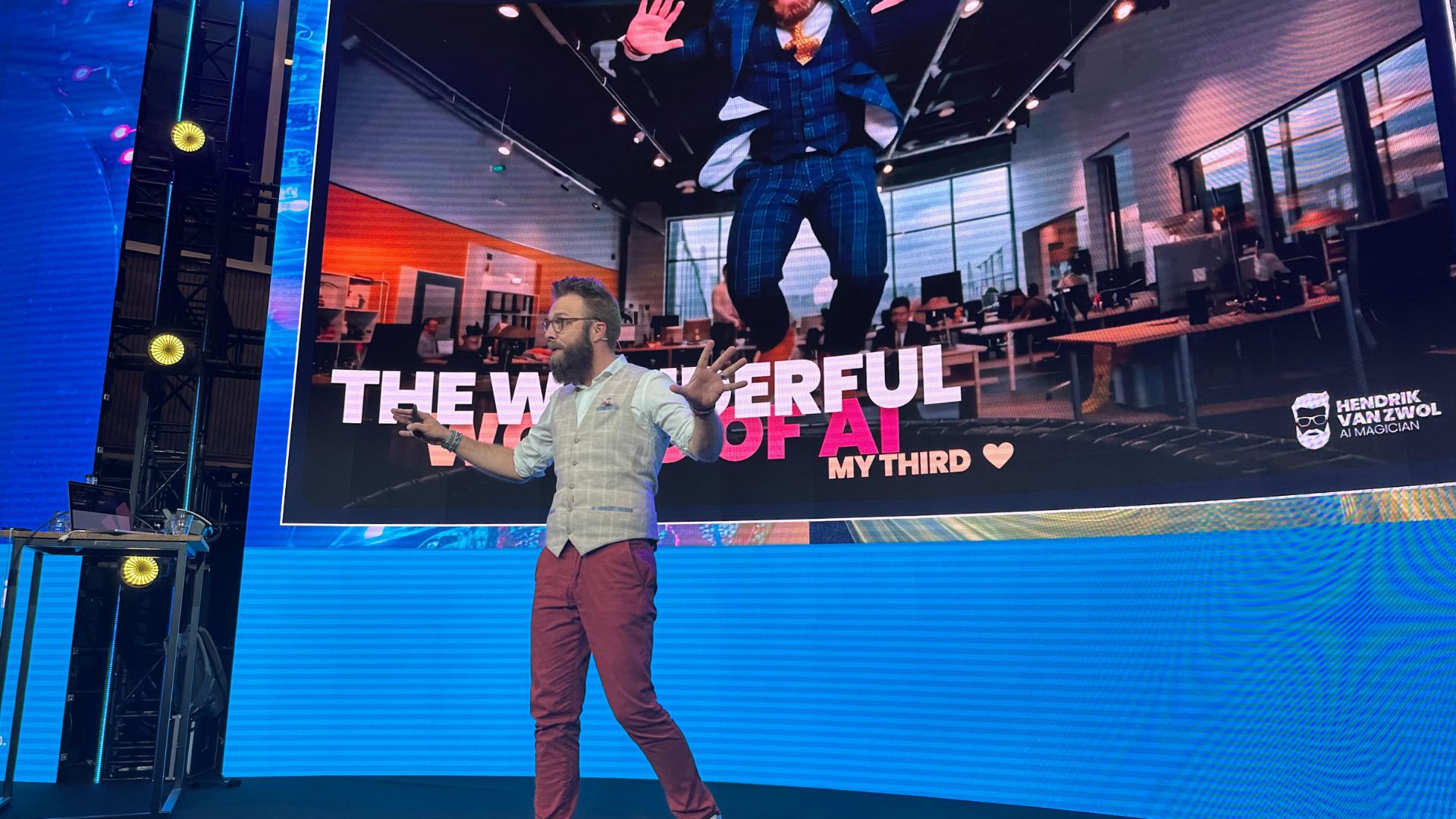 AI spreker Hendrik van Zwol op het podium met een AI-presentatie