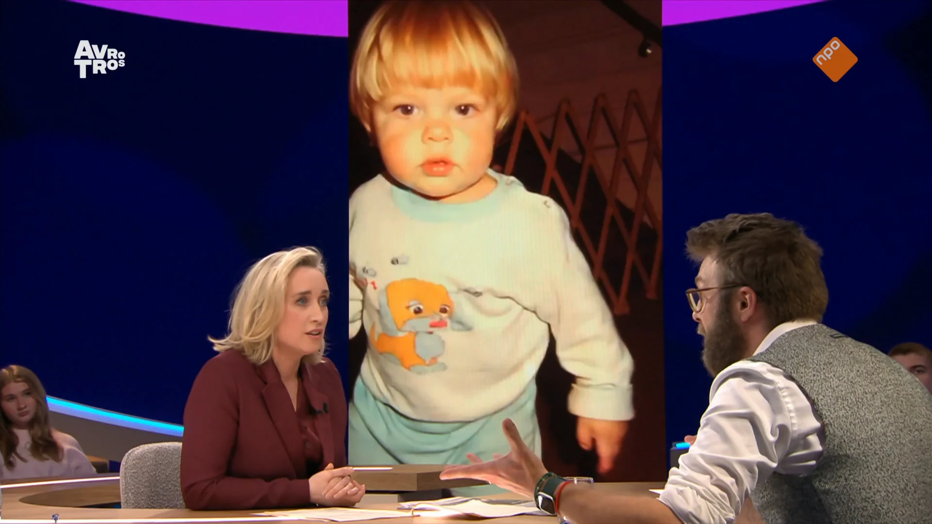 Hendrik van Zwol bij Eva Jinek met live AI-gegenereerde jeugdfoto